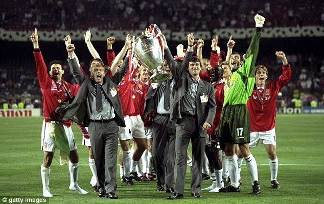 Hành động của Terry rất lạ lùng trong bóng đá. Đây là hình ảnh sau chung kết Champions League 1999, Paul Scholes và Roy Keane bị treo giò nên mặc vest ăn mừng.